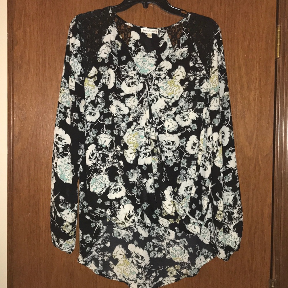Beautiful blouse -Love on a Hanger- XL